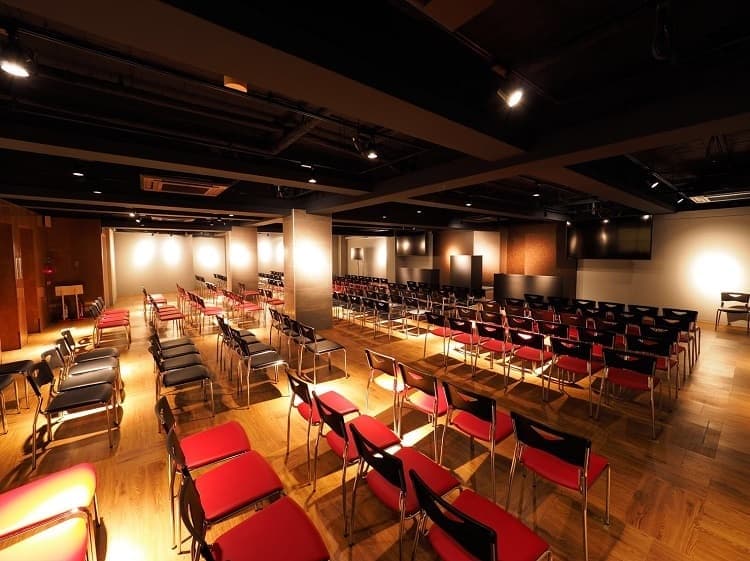 本社ビルのオークション会場