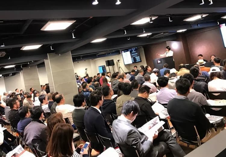 本社ビルのオークション会場（オークション開催中）